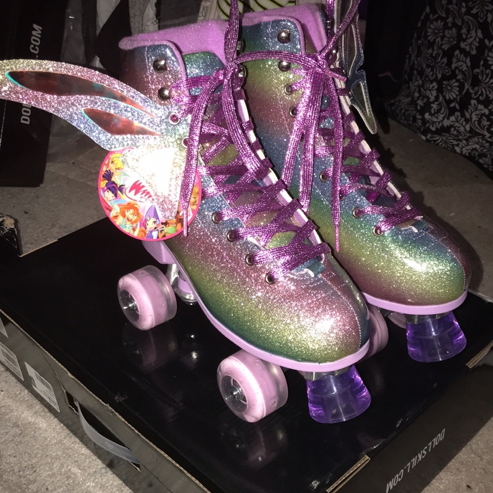 🦋🆕Dolls Kill x Winx Club LIGHT UP!”Fly To Freedom”Quad Roller Skates!BNIB🛼🦋 - Picture 4 of 17